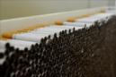 Fotografía del proceso final de la fabricación de cigarrillos. EFE/Archivo