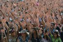Fotografía cedida por ABr, de un grupo de personas congregadas en Brasilia para protestar, por segundo día consecutivo, contra el aborto y el matrimonio entre personas del mismo sexo, el cual fue legalizado en mayo pasado por medio de una polémica decisión judicial. EFE