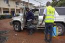 Un hombre limpia las botas a otro para prevenir el virus del Ébola en Monrovia (Liberia), el pasado 28 de julio. EFE