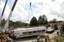 Grúas de grandes dimensiones instaladas en el lugar del accidente de tren trabajando en la retirada de los vagones siniestrados. EFE/Archivo