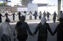Un grupo de mujeres iraníes, en el centro de atención a drogodependientes Chitgar, de la ONG Tabalodé Dobaré (Renacer), situado a las afueras de Teherán, que acoge a 25 mujeres que luchan contra su adicción, en este caso sin ayuda de metadona ni drogas sustitutivas. EFE