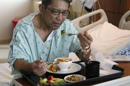 Nhan Luong, quien padece del corazón, se prepara para comer una dieta basada en arroz frito, vegetales, fruta y postre, el jueves 1 de mayo de 2014, en el Hospital Suroeste Memorial Hermann de Houston. Con menús especiales y servicios de primera, diversas instituciones médicas en EEUU buscan atraer pacientes acaudalados, nacidos en el extranjero con generosas pólizas médicas o recursos en efectivo para pagar. (Foto AP/Pat Sullivan)