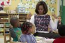En esta foto del 27 de febrero del 2014, la primera dama Michelle Obama promueve alimentos saludables para los niños. La señora Obama está luchando contra los republicanos en la Cámara de Representantes que buscan suavizar una parte central del programa de la primera dama contra la obesidad infantil. (AP Foto/Carolyn Kaster, Archivo)