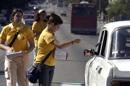 Promotores de salud que trabajan en el grupo de prevención de VIH-SIDA, reparten condones en una avenida de La Habana (Cuba). EFE/Archivo