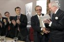 El oncólogo Mariano Barbacid (2, dcha) recibe el primer Premio Internacional de Investigación Oncológica, Científica y Técnica Ramiro Carregal-Fundación La Rosaleda, de manos del empresario Ramiro Carregal (1 d), en presencia del Doctor Gerardo Fernández Albor, el alcalde de la ciudad, Ángel Currás, y el presidente la Xunta, Alberto Núñez Feijóo, (de i a d) esta noche en Santiago de Compostela. EFE
