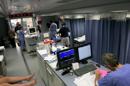 El sondeo, realizado a 2.000 enfermeras pertenecientes a National Nurses United, la mayor asociación de profesionales del sector en el país, revela que un 85 % de las entrevistadas afirman no haber recibido en sus hospitales suficiente información para identificar e interactuar con pacientes con síntomas de padecer ébola. EFE/Archivo