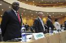 Un delegado de Liberia (izda) asiste a una reunión de emergencia sobre el Ébola en Adís Abeba (Etiopía) hoy, lunes 8 de septiembre de 2014. EFE