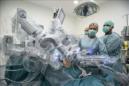 Varios médicos realizan una intervención quirurgica asistidos por el robot Da Vinci. EFE