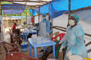 En esta foto tomada el domingo 27 de julio de 2014, personal médico provee atención a pacientes de ébola en el distrito de Kenema, en Sierra Leona. La presidenta de Liberia Ellen Johnson Sirleaf ordenó el cierre de algunos cruces fronterizos y ordenó cuarentenas estrictas de comunidades afectadas por el brote del ébola, que ha matado a 129 personas en el país y a más de 670 en la región. (Foto AP/Youssouf Bah)