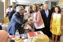 La ministra de Sanidad, Servicios Sociales e Igualdad, Ana Mato (c), saluda al diputado de IU Gaspar Llamazares (i), momentos antes de presidir hoy en Córdoba el 4º Encuentro Global de Parlamentarios de Sanidad, donde ha abogado por lograr un pacto sociosanitario "que garantice la sostenibilidad y la calidad de los servicios". EFE