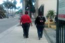 Dos personas obesas caminan por la calle en EEUU. EFE/Archivo