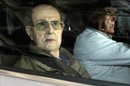 El cineasta portugués Manuel de Oliveira (i), de 103 años de edad, abandona el hospital Eduardo Santos Silva en Vila Nova de Gaia, Portugal, el 20 de julio de 2012. De Oliveira ha permanecido hospitalizado por una insuficiencia cardíaca y una infección respiratoria. EFE