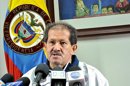 Fotografía sin fechar cedida por la Vicepresidencia, donde se ve al vicepresidente de Colombia, Angelino Garzón, hablando con periodistas a su salida de una sesión de radioterapia en Bogotá (Colombia). EFE