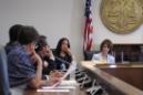Mia McLeod, legisladora estatal de South Carolina, al centro, escucha a legisladores hablar sobre su iniciativa de ley que exige un período de espera de 24 horas para que los hombres puedan obtener una receta que les permita adquirir Viagra, el miércoles 20 de abril de 2016, en Columbia, South Carolina. (Foto AP/Jeffrey Collins)