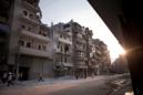 Civiles sirios huyen durante un bombardeo del Ejércio sirio en la misma calle en la que se encuentra el hospital de Dar al Shifa, en la ciudad siria de Alepo. EFE/Archivo