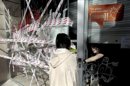 Una dependienta atiende a una clienta en una de las tiendas del centro de Barcelona atacada durante los incidentes ocurridos en la jornada de huelga general. EFE/Archivo