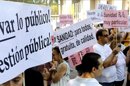 Una multitud frente a la sede del Ministerio de Sanidad, en el madrileño paseo del Prado, en protesta por los recortes sanitarios. EFE/Archivo