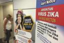 Una viajera pasa frente a un cartel sobre la infección zika en el Aeropuerto Internacional de Kuala Lumpur, Malasia, 28 de agosto de 2016. (AP Foto/Vincent Thian)