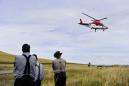En esta foto del 15 de julio del 2015, un helicóptero de emergencias vuela sobre la escena de un choque fatal en la carretera 287 en Montana. Las ambulancias aéreas son vitales para salvar las vidas de personas en estados rurales como Montana. Pero con el crecimiento de la industria han aumentado también los precios y las quejas sobre la falta de regulaciones. (Thom Bridge/Independent Record via AP)