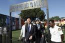 El gobernador de Florida, Rick Scott, al centro, se retira del museo de arte Wynwood Walls al término de una conferencia de prensa en el vecindario Wynwood de Miami, el lunes 19 de septiembre de 2016. El gobernador dijo que el distrito artístico ya no es considerado una zona activa de transmisión del zika. Desde hace 45 días no se ha vuelto a presentar caso alguno de zika en Wynwood. (AP Foto/Lynne