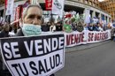 Uno de los participantes en una manifestación en favor de la sanidad pública. EFE/Archivo
