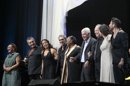 Pasqual Maragall (4-d), su mujer Diana Garrigosa (i), Miguel Poveda (d), Silvia Pérez Cruz (2-d), Joan Manuel Serrat (3-d), Barbara Hendricks (c), Josep Albert Amargós (4-i), Noa (3-i) y Toti Soler (2-i), al término del concierto para la investigación contra el Alzheimer promovido por la Fundación Pasqual Maragall. EFE