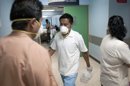 Personal médico y trabajadores usan mascarillas por precaución, tras la muerte de un hombre de 52 años, contagiado con el virus AH1N1 en el Hospital San Juan de Dios de Ciudad de Guatemala. EFE