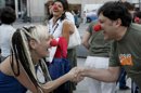 Varias personas participan en una multitudiania clase de risoterapia. EFE/Archivo