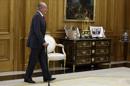 El rey Juan Carlos a su llegada a la audiencia que ha mantenido con el ministro de Asuntos Exteriores de Rusia, Serguéi Lavrov, en el Palacio de la Zarzuela, en Madrid. EFE