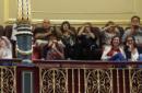 Afectados por la Talidomida encabezados por el presidente de la Asociación de Víctimas de la Talidomida en España (Avite), José Riquelme (arriba - i), asisten desde la tribuna de invitados a la sesión de control al Gobierno en el Congreso de los Diputados. EFE/Archivo