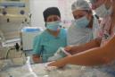Fotografía cedida por la Secretaría de Salud del estado de Guanajuato (México) de la mexicana María del Rosario (c) observando a uno de sus siete bebés que dió a luz la mañana del jueves 10 de septiembre de 2015, en el Hospital Materno Infantil de la ciudad de Celaya. EFE