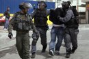 Soldados israelíes arrestan a un hombre palestino ayer en el barrio de Issiwiya, al este de Jerusalén, Israel. EFE