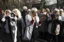 Concentración convocada al mediodía de hoy por los sindicatos sanitarios SATSE, CCOO, AMYTS, CSIT, UGT, USAE y CSI-F frente al Ministerio de Sanidad, donde esta tarde se reunirán los consejeros autonómicos en el Consejo Interterritorial de Salud, en protesta por el plan de reestructuración sanitaria del Gobierno madrileño. EFE