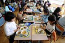 Estudiantes en el comedor de un colegio elemental del distrito de Edogawa, en Tokio (Japón). EFE