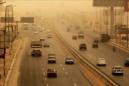 Vehículos circulan por una autopista durante una tormenta de arena hoy en El Cairo. La tormenta de arena afecta a Líbano, Siria, Jordania e Israel. EFE