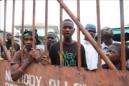 Residentes de Guinea que viven en West Point, esperan que les sean entregados alimentos como parte de un plan de cuarentena del Gobierno para frenar la propagación del virus del ébola. EFE/Archivo