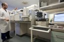 Un científico recoge datos en el laboratorio. EFE/Archivo
