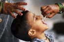 Un niño indio recibe su dosis de vacuna contra la polio en Bombay, India. EFE/Archivo