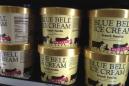 Productos de Blue Bell en un almacén de Lawrence, Kansas, el 10 de abril del 2015. Helados contaminados de la empresa están vinculados con ocho casos de listeria en Kansas y Texas, y tres de los que contrajeron la enfermedad murieron. Blue Bell cerró temporalmente su operación en Broken Arrow, Oklahoma, como también una línea de producción en su planta de Brenham, Texas, donde está su sede central. La compañía ha retirado más de dos docenas de sus productos desde el mes pasado. (AP Foto/Orlin Wagner)