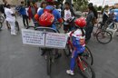 Miembros del colectivo Patusalud a su salida de la marcha ciclo-pedestre por la Sanidad Pública, que han convocado hoy, desde el hospital de La Paz hasta el 12 de octubre . EFEMiembros del colectivo Patusalud, durante la marcha ciclo-pedestre por la Sanidad Pública que han convocado hoy, desde el hospital de La Paz hasta el 12 de octubre . EFE