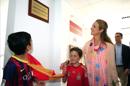La infanta Elena (d) tras descubrir una placa con su nombre en las instalaciones del centro ALDEC (Alianza para el Desarrollo, Educación y Cultura), un centro de apoyo para niños en riesgo de exclusión social, hoy en Quito (Ecuador). EFE