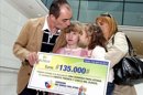 ¡Aitana con sus padres y hermana tras recibir el cheque de 135.000 euros que la empresa de reciclaje Acteco le ha entregado por la campaña de recogida de tapones de plástico, que ha permitido recoger 450 toneladas de esos tapones, que se han recuperado y que servirán para que la niña pueda operarse en Boston de una cardiopatía congénita. EFE/Archivo