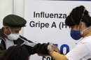Un paciente es atendido en un hospital de la zona sur de Río de Janeiro. EFE/Archivo