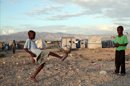 Dos niños juegan al fútbol en Puerto Príncipe (Haití). EFE/Archivo