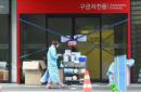 Un miembro de un equipo médico camina frente a una sala de urgencias cerrada, en el hospital Samsung de Seúl, Corea del Sur. EFE