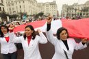 Cientos de médicos del sector público marchan el 16 de julio de 2013, hacia el Congreso de Perú en una huelga indefinida como medida de protesta por sus bajos salarios, en Lima. EFE/Archivo