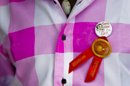 Un preservativo y un lazo rojo en la solapa de un hombre en el Día Mundial de la lucha contra el SIDA. EFE/Archivo