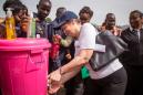 La ex primera ministra de Nueva Zelanda, Helen Clark, administradora del Protgrama de la ONU para el Desarrollo, se lava las manos después de su visita a comunidades afectadas por el virus del ébola en Freetown, Sierra Leona, el martes 17 de febrero de 2015. Lavarse las manos y limpieza sanitaria básica ha sido crucial en la lucha contra el ébola en Africa occidental. La Organización Mundial de la Salud anunció el viernes 20 de febrero que ha avalado una prueba rápida que detecta en 15 minutos el ébola en alguna persona infectada. (AP Foto/Michael Duff)