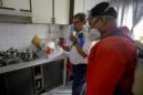 Trabajadores buscan áreas para fumigar con pesticida en una zona residencial para prevenir la propagación del virus Zika en Singapur (Singapur). EFE