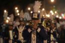 Músicos participan en la XV Caminata con Antorchas en solidaridad con las personas portadoras del virus de la inmunodeficiencia humana (VIH), con motivo del Día Mundial de Lucha contra el Sida en San Salvador (El Salvador). EFE